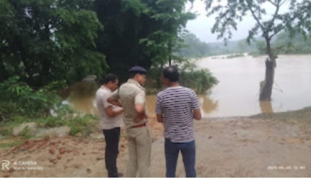 सरगुजा के मैनी नदी में अचानक बाढ़ आने से मां -बेटी, दादी - पोती सहित चार लोगों का बहनें के 24 घंटा बीतने के बाद भी नहीं लगा पाया कोई सुराग 